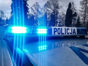 światła uprzywilejowane na dachu radiowozu