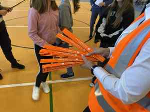 Kobieta trzyma opaski odblaskowe