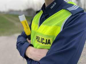 Policjant z alkomatem