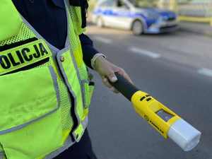 Policjantka z alkomatem