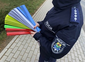 Policjantka z opaskami odblaskowymi