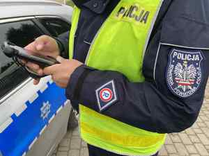 Policjant trzymający w dłoniach terminal
