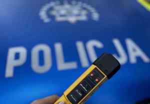 Alkomat. W tle maska radiowozu.