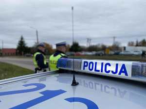 Policjanci przy radiowozie