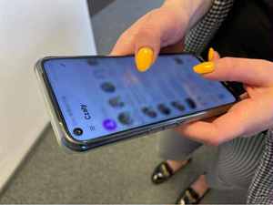 telefon komórkowy w dłoniach kobiety