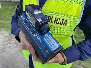 Policjant z ręcznym miernikiem prędkości
