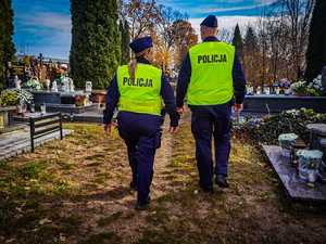 Policjanci na cmentarzu