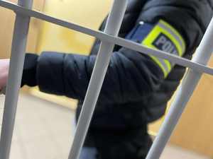 Policjant kryminalny w pomieszczeniu dla osób zatrzymanych