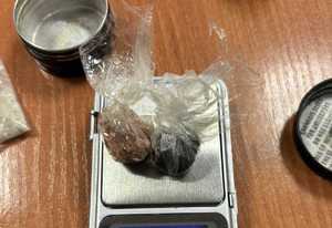 Foliowe woreczki z zawartością narkotyków leżące na wadze