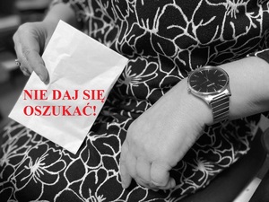 Kobieta trzyma w dłoni kopertę. Na kopercie napis: Nie daj się oszukać!