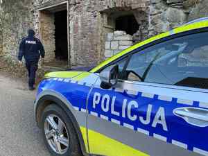 Policjant idący w kierunku pustostanu