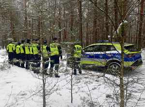 Policjanci w lesie