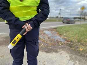 Policjantka z alkomatem