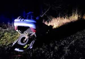 Samochód na dachu na łące