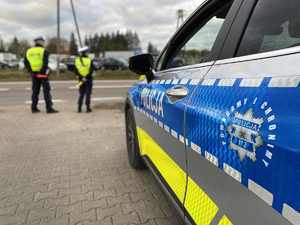 Radiowóz i policjanci przy drodze