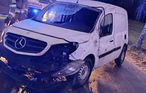 Rozbity samochód na drodze