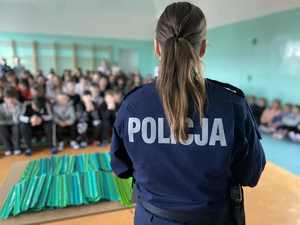 Policjanta na spotkaniu w szkole