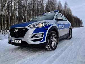 Radiowóz na zaśnieżonej drodze