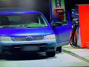 Mężczyzna tankuje paliwo na stacji paliw