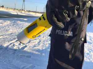 Policjant z alkomatem przy drodze