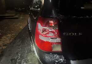 Uszkodzona tylna lampa w samochodzie osobowym