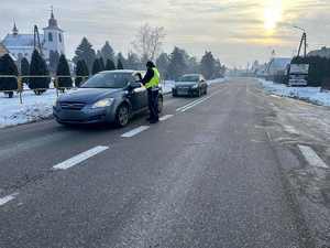 Policjant na drodze sprawdza trzeźwość kierowców