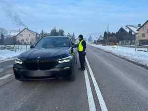 Policjant na drodze sprawdza stan trzeźwości kierowcy