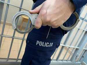 Policjant z kajdankami w dłoni