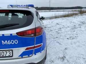 Radiowóz przy zamarzniętym stawie