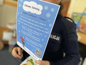 Policjantka z plakatem konkursu