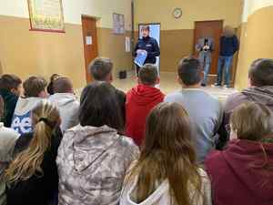 Policjantka na spotkaniu w szkole