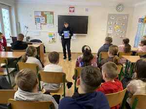 Policjantka na spotkaniu w szkole