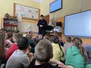 Policjantka na spotkaniu w szkole
