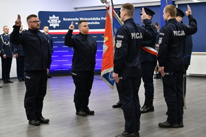 Policjanci składają ślubowanie przy sztandarze