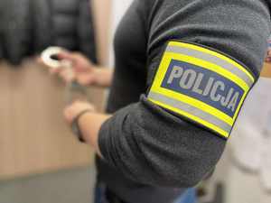 Policjant kryminalny z kajdankami w dłoni