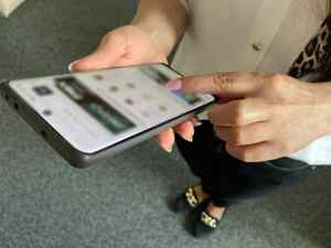 Kobieta z telefonem komórkowym w dłoni