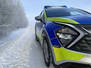 Radiowóz na zaśnieżonej drodze