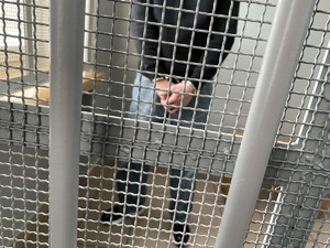 Zatrzymany mężczyzna w pomieszczeniu dla osób zatrzymanych