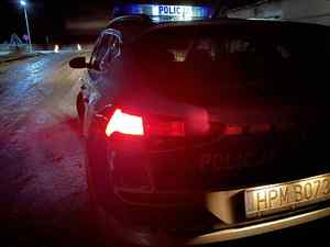 Radiowóz na drodze nocą