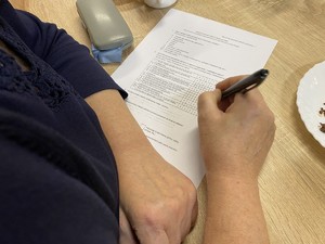 Kobieta wypełnia ankietę