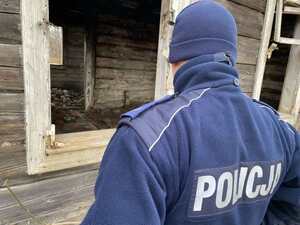 Policjant przy pustostanie