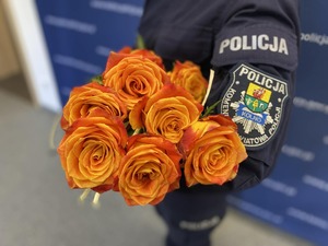 Policjantka z bukietem róż
