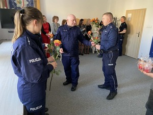 Policjanci wręczają kobietom róże