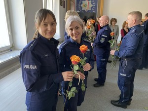 Policjantki z różami