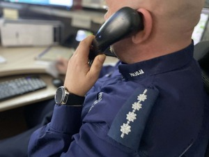 Policjant rozmawia przez telefon