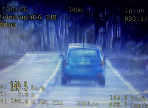 Zrzut ekranu z wideorejestratora. Pojazd osobowy jadący drogą jednojezdniową dwukierunkową z prędkością 149 kilometrów na godzinę.