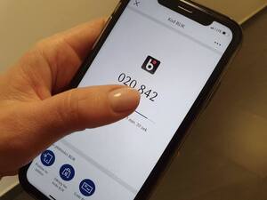 Dłoń kobiety trzymająca telefon komórkowy