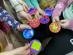 Zawieszki odblaskowe w dłoniach dzieci