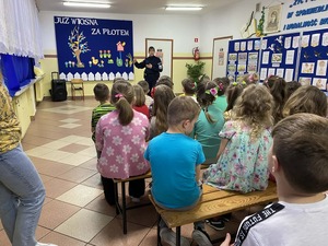 Policjantka na spotkaniu z dziećmi w szkole