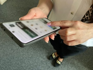 Kobieta z telefonem komórkowym w dłoniach